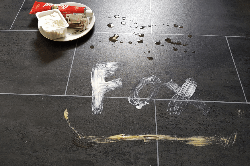 Verschiedene Flecken wurden auf dem Boden erzeugt, um den Wischtest des Ecovacs Deebot X1 OMNI durchzuführen